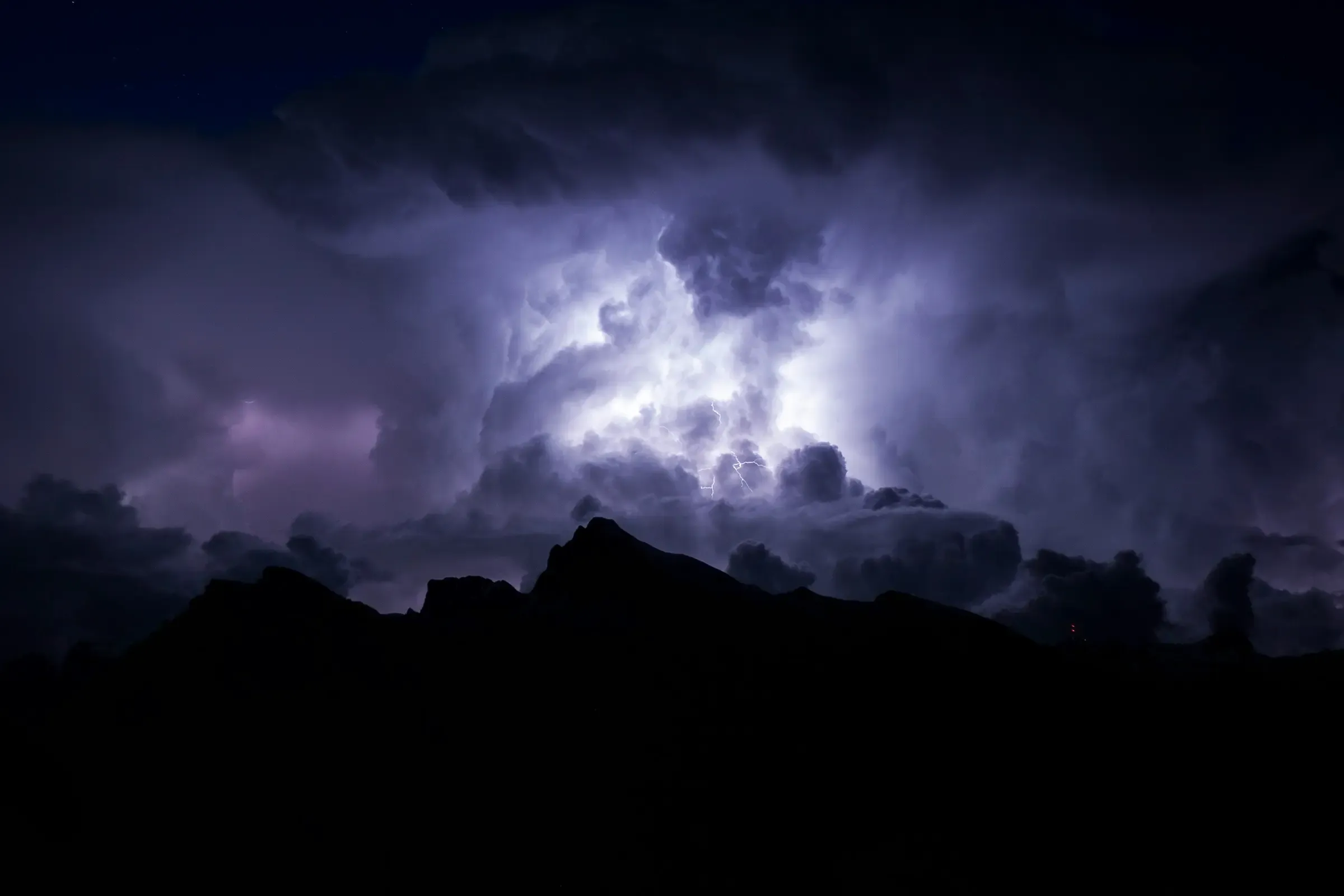 Can a plane be struck by lightning?